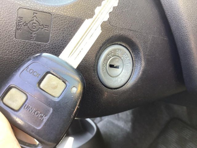 【キーレス】少し離れた場所からでもボタン一つでドアの開錠・施錠ができるのでとっても便利!ドアの鍵穴周りに傷をつけることもありません♪