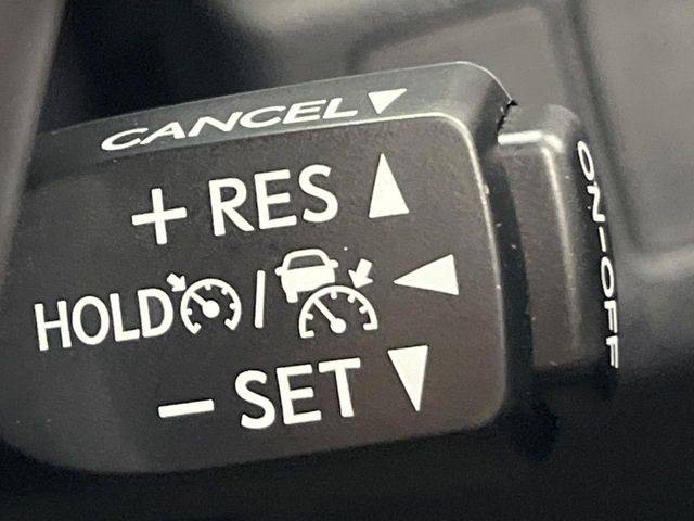 【レーダークルーズコントロール】高速道路での長距離走行が楽に!!自動で速度を保つクルーズコントロールが、衝突軽減システムと連携し、前方の車両を感知して車間を保つように速度調節してくれます!!