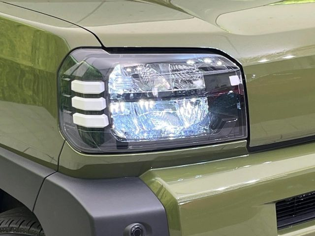 【LEDヘッドライト】悪天候や夜間走行時も良好な視界を確保し安心して運転できる高輝度LEDヘッドライトを装備!点灯速度が早く、消費電力も抑えられています。