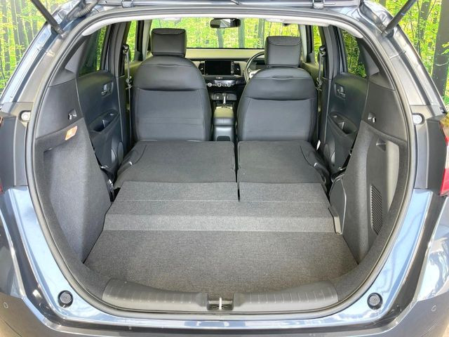 ���i�̂���������ʋ΁A���}���ɏ\���ȉ׎��X�y�[�X���m�ۂ��Ă���܂��B�Z�J���h�V�[�g��|���ƁA�傫�ȉו��̐ύڂ��\�ł���