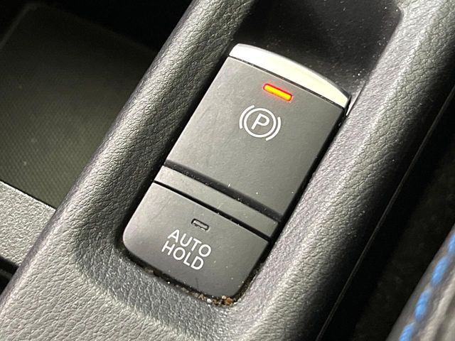 【電動パーキングブレーキ】パーキングブレーキは便利な電動式!ボタン一つで操作でき、アクセルを踏めば自動で解除されます♪レバーやペダルが無いので運転席廻りもすっきりしますね♪