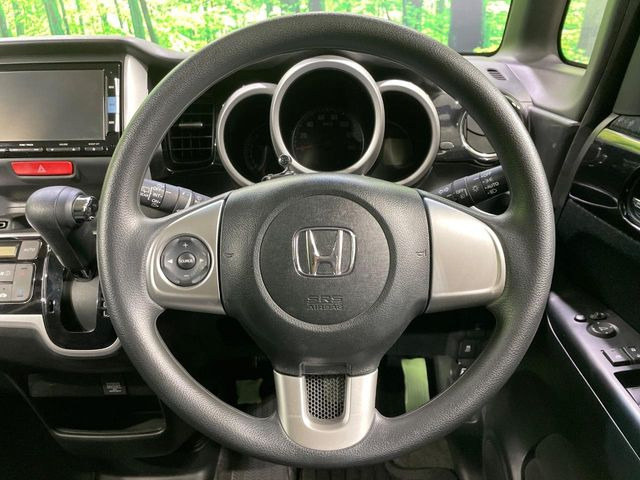 �C���e���A�ɍ��킹���f�U�C���̃X�e�A�����O�́A�^�]�������̂��Ƃ��l���A�^�]���₷���`��A�傫���ł��B�����x�A���ۂɐG���Ă��m���߂��������B