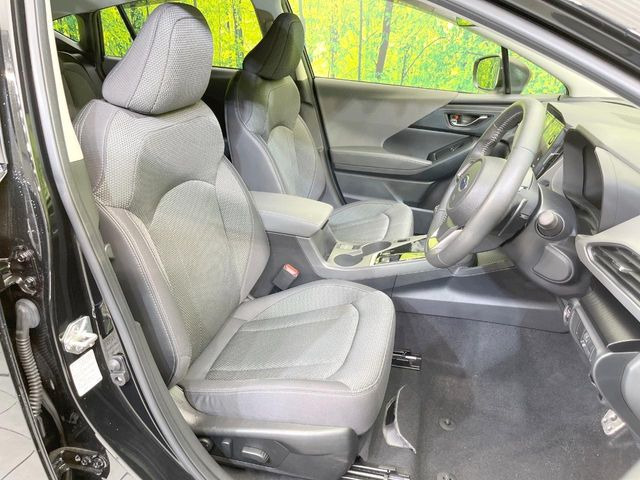 運転席まわりには十分なスペースがあり、大柄な方でもゆったり運転していただける環境です。