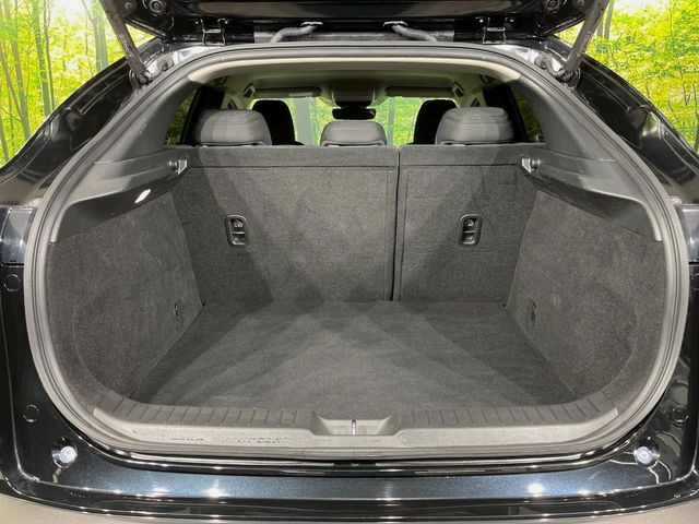 ラゲッジルームは、大容量のスペースを確保。普段のお買い物からレジャーまで、幅広く活躍してくれます!また、リアシートを倒すことでバリエーション豊かにお使いいただけます。