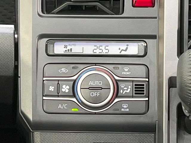 【オートエアコン】一度お好みの温度に設定すれば、車内の温度を検知し風量や温度を自動で調整。暑い&hellip;寒い&hellip;と何度もスイッチ操作をする必要はありません。快適な車内空間には必須の機能ですね♪