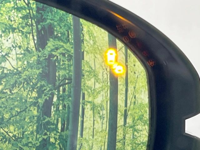 【ブラインドスポットインフォメーション】走行中、ドアミラーの死角になりやすい箇所に後続車が接近するとサイドミラー付近に警告を表示、ドライバーに注意喚起をしてくれます。