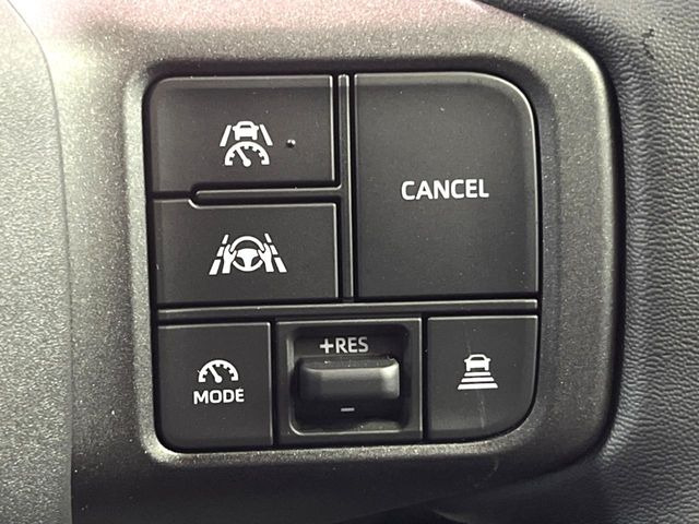 【レーダークルーズコントロール】高速道路での長距離走行が楽に!!自動で速度を保つクルーズコントロールが、衝突軽減システムと連携し、前方の車両を感知して車間を保つように速度調節してくれます!!