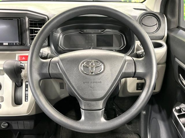 �C���e���A�ɍ��킹���f�U�C���̃X�e�A�����O�́A�^�]�������̂��Ƃ��l���A�^�]���₷���`��A�傫���ł��B�����x�A���ۂɐG���Ă��m���߂��������B