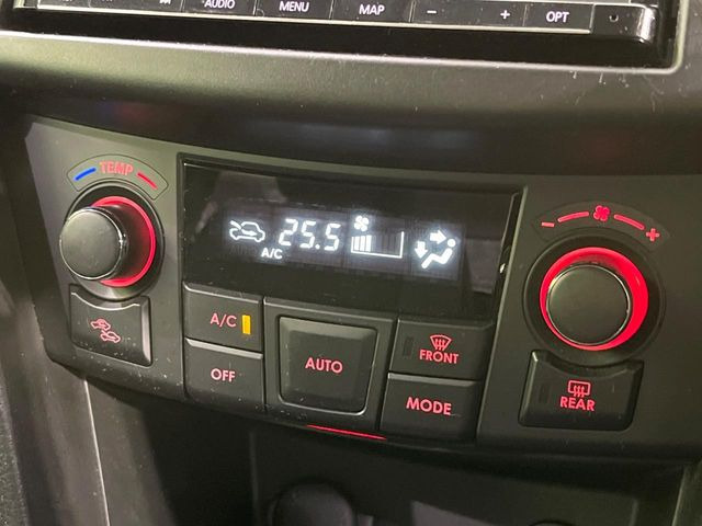 【オートエアコン】一度お好みの温度に設定すれば、車内の温度を検知し風量や温度を自動で調整。暑い&hellip;寒い&hellip;と何度もスイッチ操作をする必要はありません。快適な車内空間には必須の機能ですね♪