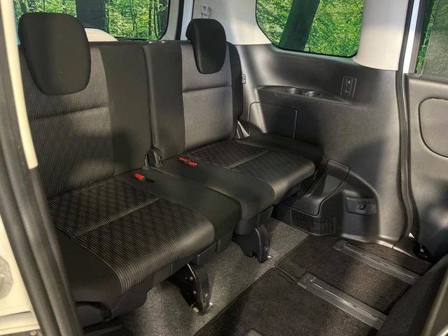 3列目シートはもちろん状態良好☆大人でもゆったりと座って頂けますので、大人数でのお出かけもラクラクです♪ご家族で、気の知れた仲間で、ドライブに行くのが楽しみですね♪