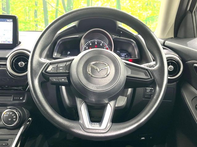 �C���e���A�ɍ��킹���f�U�C���̃X�e�A�����O�́A�^�]�������̂��Ƃ��l���A�^�]���₷���`��A�傫���ł��B�����x�A���ۂɐG���Ă��m���߂��������B