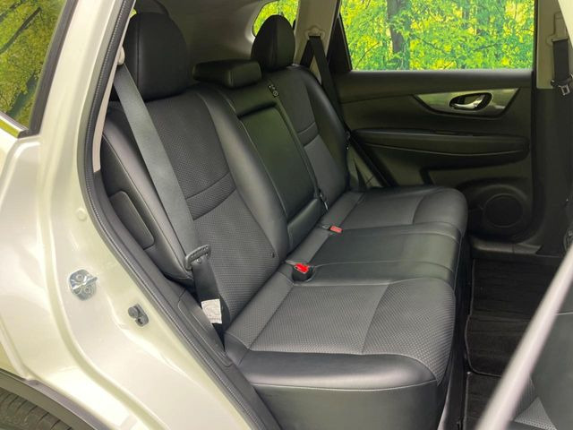 後部座席も気になるようなキズ・汚れやへたり等、大きなダメージはなく、良好な状態です。