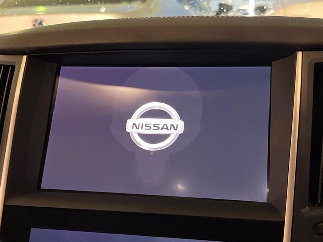 【メーカー純正ナビ】インテリアに溶け込むスタイリッシュな「専用設計」メーカーナビを装備♪視認性や操作性など基本性能にも優れ、より上質なカーライフをお楽しみいただけます。