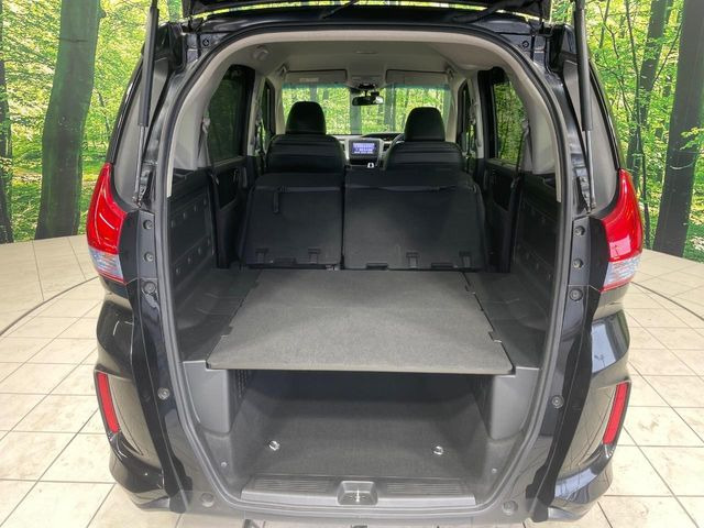 ���i�̂���������ʋ΁A���}���ɏ\���ȉ׎��X�y�[�X���m�ۂ��Ă���܂��B�Z�J���h�V�[�g��|���ƁA�傫�ȉו��̐ύڂ��\�ł���