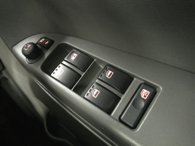 �p���[�E�B���h�E�͉^�]�Ȃ̃X�C�b�`�̂݃I�[�g�@�\����������Ă���܂��B�E�B���h�E���b�N����������Ă���̂ŁA���q�l�ƈꏏ�̎������S�ł��ˁB