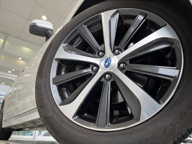 �y����18�C���`�A���~�z�C�[���z�O�ςɃ}�b�`���������A���~�z�C�[���𑕒����Ă���܂��B�e��ЊO�A���~�z�C�[����A�X�^�b�h���X�^�C�����戵�����Ă���܂��B���񂲑��k����������