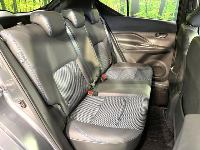 後部座席も気になるようなキズ・汚れやへたり等、大きなダメージはなく、良好な状態です。
