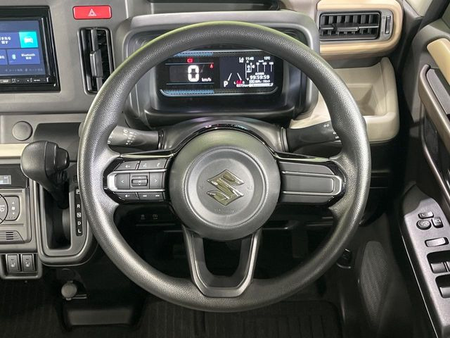 �C���e���A�ɍ��킹���f�U�C���̃X�e�A�����O�́A�^�]�������̂��Ƃ��l���A�^�]���₷���`��A�傫���ł��B�����x�A���ۂɐG���Ă��m���߂��������B