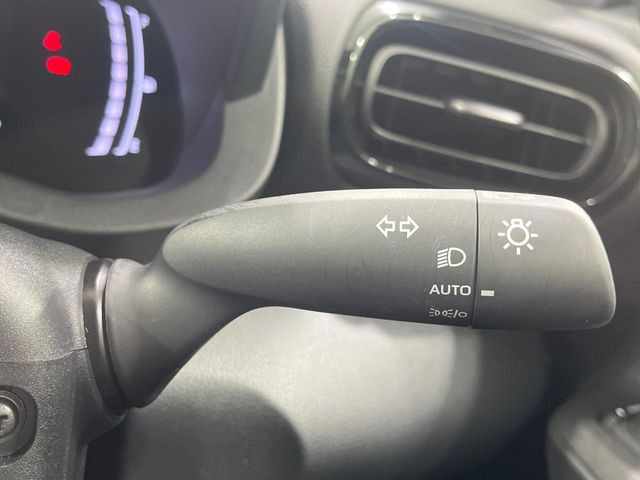 【オートライト】周りの明るさに応じて自動でヘッドライトの点灯・消灯ができる機能です!ライトの付け忘れ・消し忘れなどが無くなり、雨の日や夕方の走行も安心!トンネル通過時も便利ですね♪