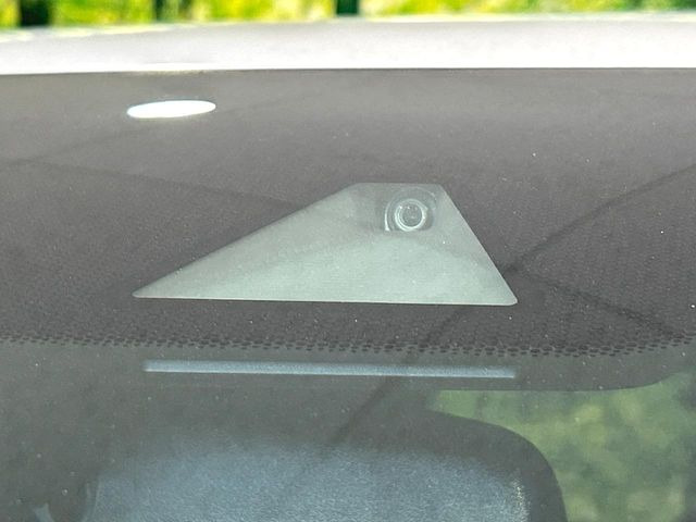 【ホンダセンシング】走行中に前方の車両等を認識し、衝突しそうな時は警報とブレーキで衝突回避と被害軽減をアシスト。より安全にドライブをお楽しみいただけます。