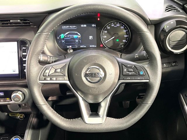 【純正革巻きステアリング】上質な革を使用することで、手にしっかり馴染みとても運転しやすいハンドルです♪