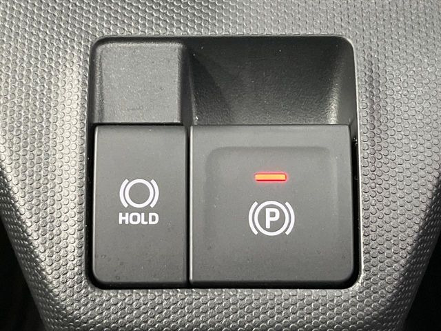 【電動パーキングブレーキ】パーキングブレーキは便利な電動式!ボタン一つで操作でき、アクセルを踏めば自動で解除されます