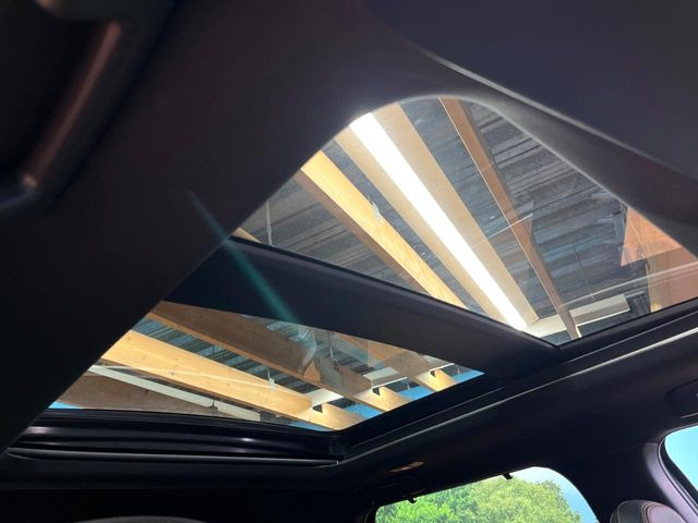 【大型サンルーフ】車内の解放感が一気に上がる大型のパノラマルーフ!季節を問わず開放的で快適なドライブをお楽しみいただけます。流通量も少なく希少価値の高い人気の装備です♪