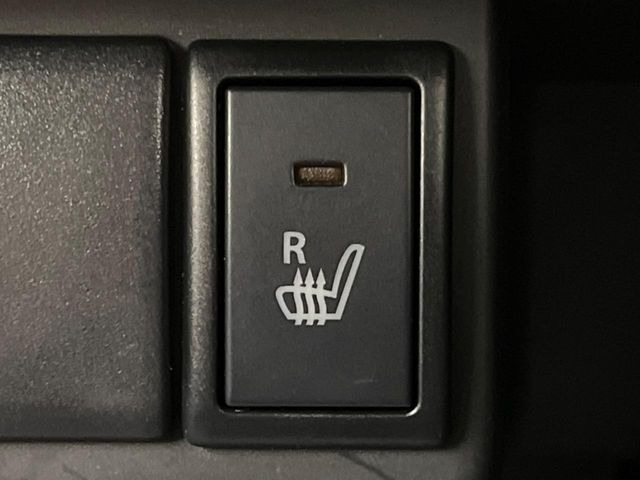 【シートヒーター】寒い日に重宝するシートヒーター!エアコンより早く温まってくれるので寒がりの人も安心ですね♪エアコンの温風は乾燥するから苦手、という方にもをおすすめです。