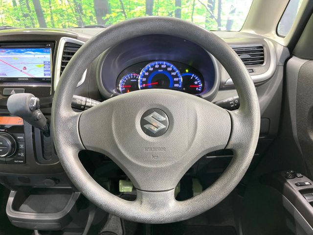 �C���e���A�ɍ��킹���f�U�C���̃X�e�A�����O�́A�^�]�������̂��Ƃ��l���A�^�]���₷���`��A�傫���ł��B�����x�A���ۂɐG���Ă��m���߂��������B