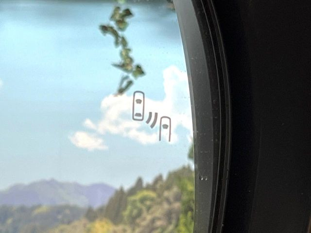 【ブラインドスポットモニター】走行中、ドアミラーの死角になりやすい箇所に後続車が接近するとサイドミラーのレンズに警告を表示!ドライバーに注意喚起をしてくれます。