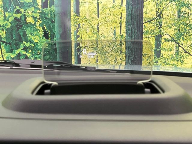 【ヘッドアップディスプレイ】現在の速度や走行情報をデジタル表示で運転席前方のガラスに投影!運転中、目線をずらさず必要な情報を確認できるのでとっても便利で安心!