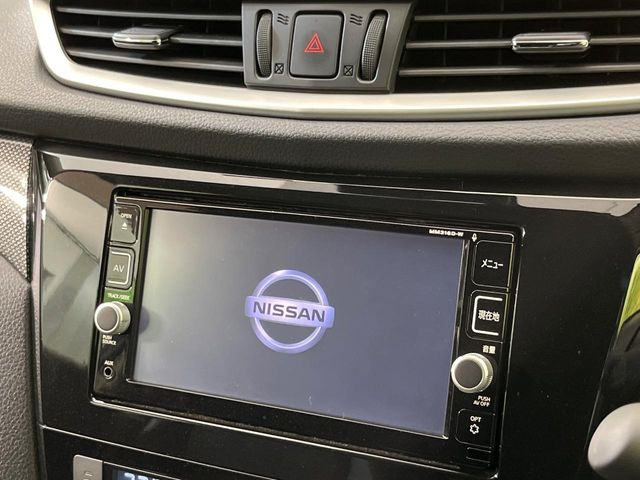 【純正ナビ】人気の純正ナビを装備しております。ナビの使いやすさはもちろん、オーディオ機能も充実!キャンプや旅行はもちろん、通勤や買い物など普段のドライブも楽しくなるはず♪