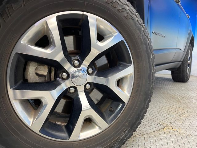 ●純正17インチアルミホイール:輸入車ならではの卓越した走りを支えるホイールと足回りです!日本車の走りに慣れている方にもぜひ体感して頂きたいほど、高いレベルでまとまっています!