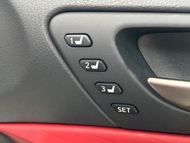 【メモリー機能付きパワーシート】ドライバーごとに設定したシート位置を記憶して、ボタン一つで切り替えできる便利な機能!運転する方が複数名いらっしゃるご家庭におすすめです♪