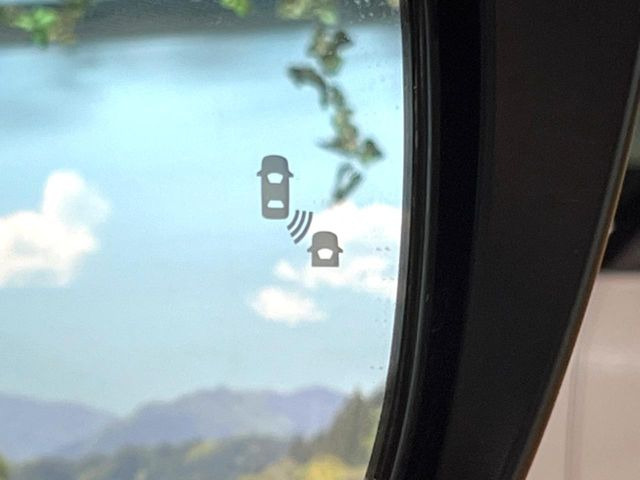 【後方車輛検知】走行中、ドアミラーの死角になりやすい箇所に後続車が接近するとサイドミラー付近に警告を表示、ドライバーに注意喚起をしてくれます。
