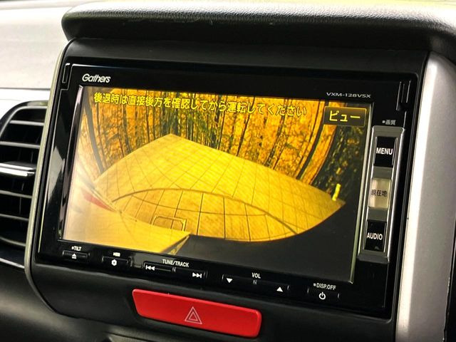 【バックカメラ】駐車時に後方がリアルタイム映像で確認できます。大型商業施設や立体駐車場での駐車時や、夜間のバック時に大活躍!運転スキルに関わらず、今や必須となった装備のひとつです!
