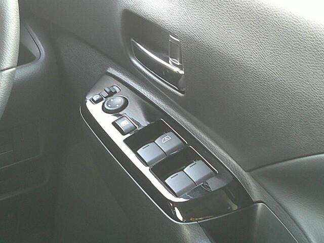 �p���[�E�B���h�E�͉^�]�Ȃ̃X�C�b�`�̂݃I�[�g�@�\����������Ă���܂��B�E�B���h�E���b�N����������Ă���̂ŁA���q�l�ƈꏏ�̎������S�ł��ˁB