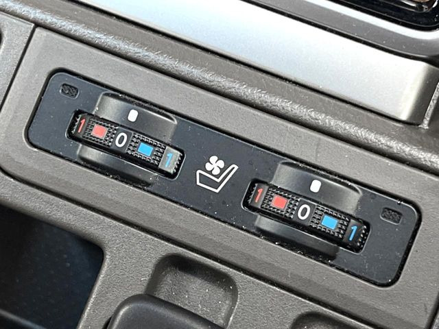 【シートベンチレーション】夏場は涼しい風でお尻や背中の熱やムレを防ぎ、冬はエアコンよりも早く温まってポカポカに!季節を問わず快適に過ごせます。