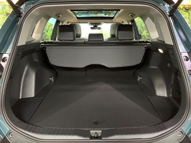 後席を格納すると、これだけの広さが!シーンに合わせたシートアレンジで、大きな荷物も積むことが出来ます♪