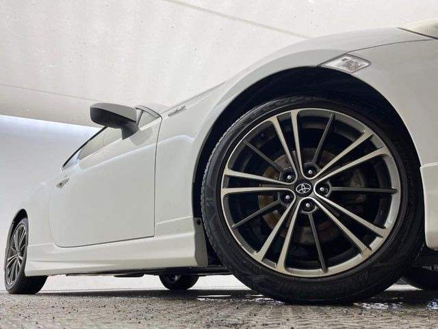 【純正17インチアルミホイール】外観にマッチした純正アルミホイールを装着しております。各種社外アルミホイールや、スタッドレスタイヤも取扱いしております。是非ご相談ください♪