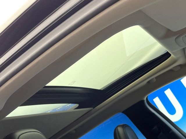 ●サンルーフ:開放感たっぷりの希少装備、サンルーフが装着されています!車内に明かりを取り入れたり景色を楽しむ以外にも、車内の空気も簡単に換気できて快適です!
