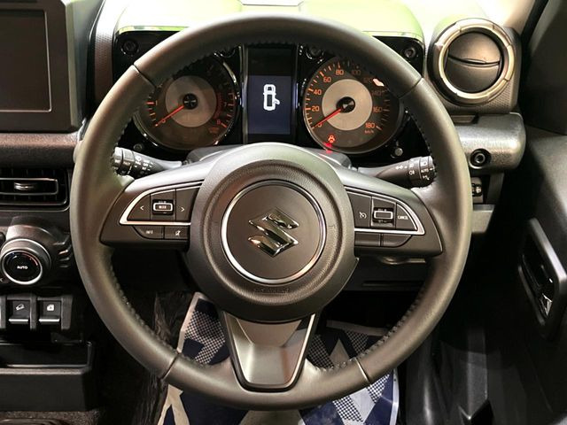 【純正革巻きステアリング】上質な革を使用することで、手にしっかり馴染みとても運転しやすいハンドルです♪