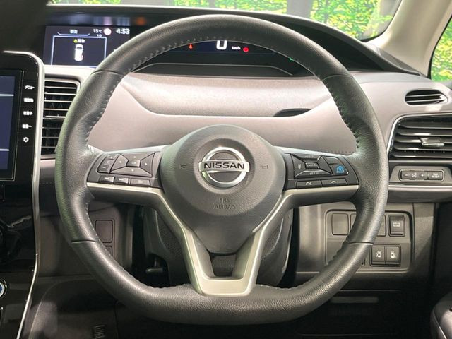 インテリアに合わせたデザインのステアリングは、運転される方のことも考え、運転しやすい形状、大きさです。是非一度、実際に触ってお確かめください。