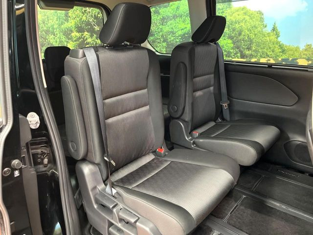 二列目中央はウォークスルーとなっております。二列目と三列目の移動や乗り降りがとっても楽になるので、乗り降りの際もストレスを感じることはありません♪