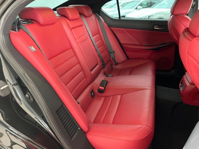 後部座席も気になるようなキズ・汚れやへたり等、大きなダメージはなく、良好な状態です。