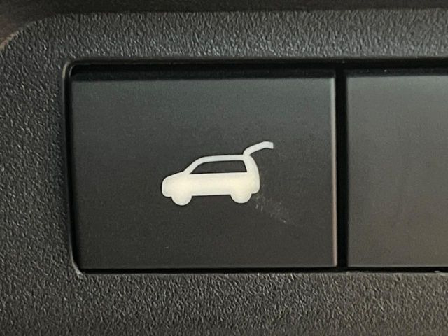 【パワーバックドア】スマートキーや運転席のボタンを押すだけでリアゲートが自動で開閉します!荷物を持っている時や、高い位置にあるバックドアを閉める際に便利な機能です♪