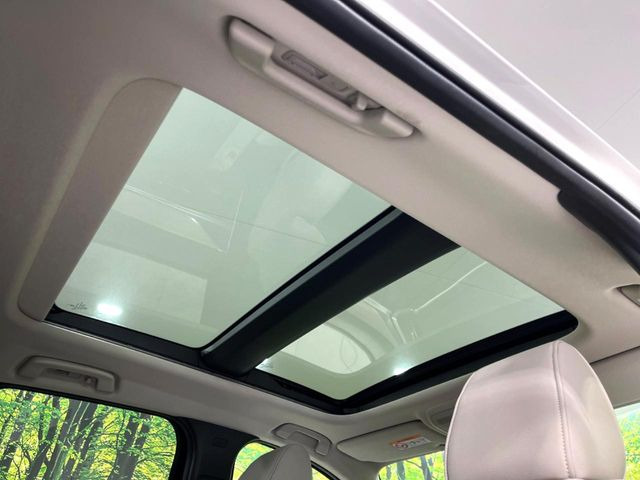 【パノラマルーフ】大型のガラスルーフ搭載で車内の解放感が一気にアップ!開放的なドライブをお楽しみいただけます。