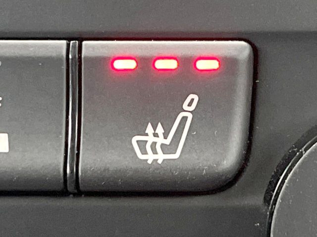●フロントシートヒーティング:運転席・助手席共に三段階で調節が可能なシートヒーターを装備しております。季節を問わず快適にご使用いただけます。