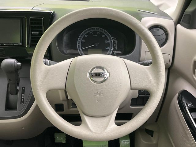 �C���e���A�ɍ��킹���f�U�C���̃X�e�A�����O�́A�^�]�������̂��Ƃ��l���A�^�]���₷���`��A�傫���ł��B�����x�A���ۂɐG���Ă��m���߂��������B