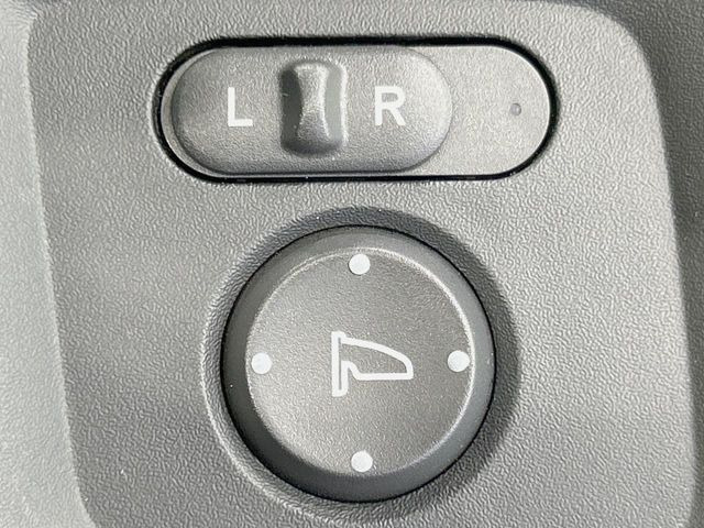 �y�d���i�[�~���[�z�T�C�h�~���[�͓d���i�[���ƂȂ��Ă���A�������ԏ�ł��L�Y�������X�N��}�����܂��B